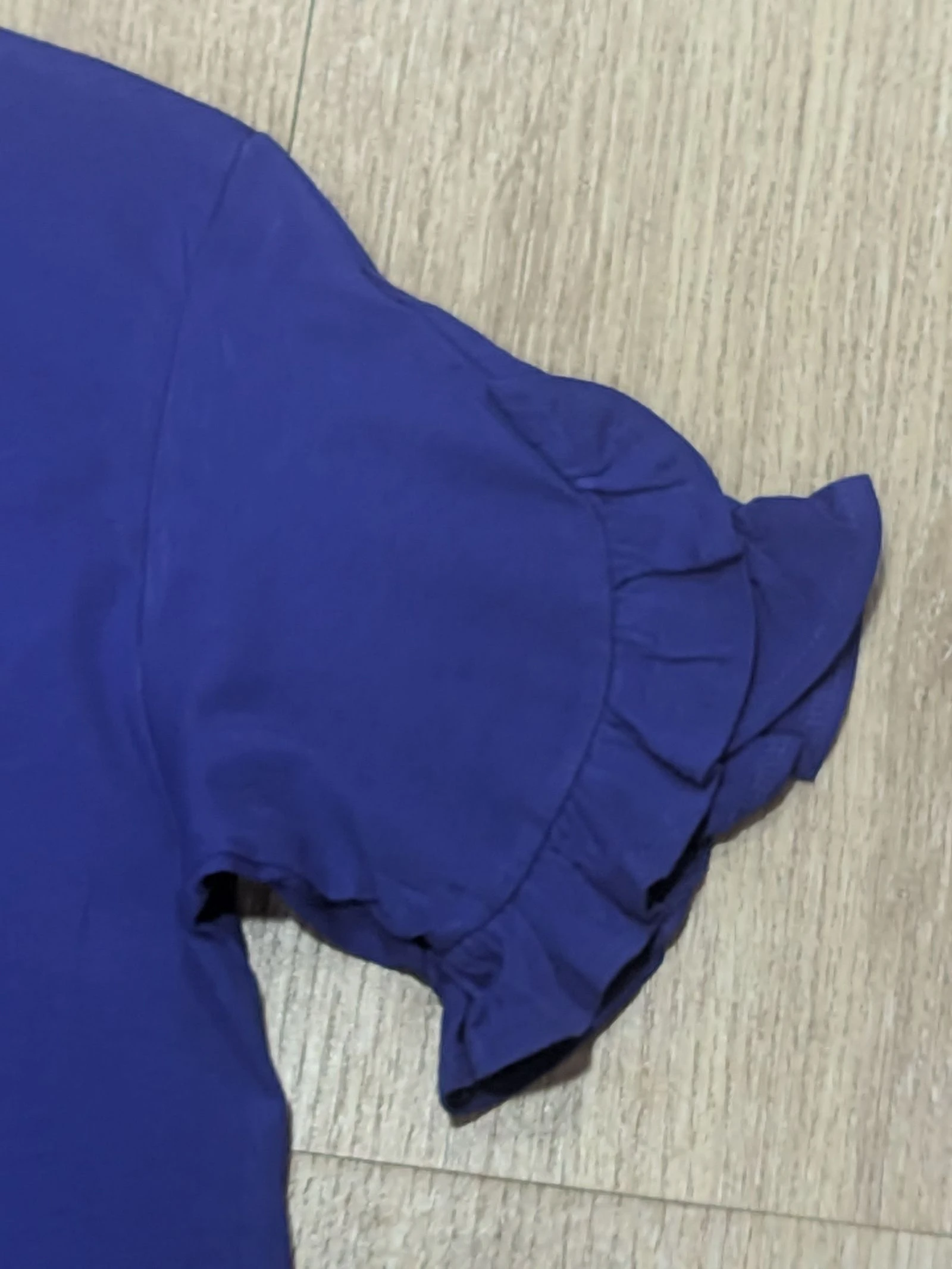 Camiseta Azul Eléctrico con Mangas de Volantes – Talla S de Sfera  – photo 2
